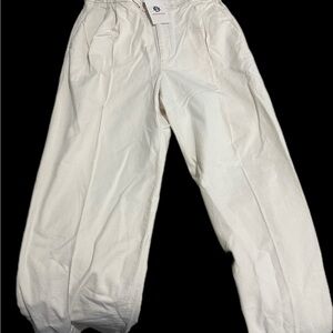 Banana Republic - Athletics Cream Khaki Pants 

Size: 32
Brand New with Tags